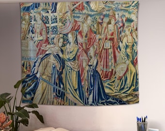 Könnte beinhalten: Ein Wandteppich, der eine mittelalterliche Szene mit Figuren in aufwendigen Kleidern und Roben darstellt. Das Kunstwerk weist eine reiche Farbpalette aus Blau-, Rot- und Goldtönen mit detaillierten Mustern und Texturen auf.
