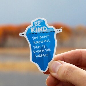 Adesivo "Be kind iceburg" / adesivi in vinile impermeabile laminato / adesivo per bottiglia d'acqua / adesivo per la consapevolezza della salute mentale