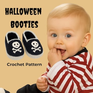 Könnte beinhalten: Schwarze und weiße Baby-Häkelstiefel mit Totenkopf- und gekreuzten Knochen-Design. Der Text "HALLOWEEN BOOTIES" und "Crochet Pattern" wird über und unter den Stiefeln angezeigt. Ein Baby mit einem rot-weiß gestreiften Hemd ist im Bild.