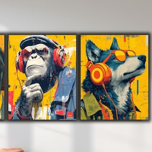 Könnte beinhalten: Triptychon-Wandkunst mit drei Tierporträts: einer Bulldogge, einem Affen und einem Wolf, die alle Kopfhörer und Sonnenbrillen tragen. Das Kunstwerk hat einen leuchtend gelben Hintergrund mit farbenfrohen Akzenten und schafft eine moderne und verspielte Ästhetik.