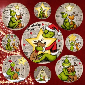 Puede incluir: Un conjunto de adornos navideños circulares con el Grinch y un reno. Los adornos tienen un fondo rojo e incluyen textos como "Shine Bright!" y "Merry Grinchmas". El Grinch se representa en su color verde característico.
