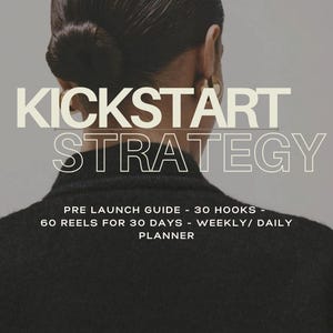 Puede incluir: Un curso de marketing digital titulado "Kickstart Strategy" con el lema "Guía de prelanzamiento - 30 ganchos - 60 carretes para 30 días - Planificador semanal/diario" y el subtítulo "Exactamente lo que hice para ganar 10.000 € en mis primeras 2 semanas con marketing digital".