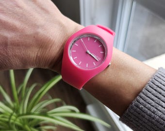 Rose Pink Silicone Watch: Minimalist Women's Wristwatch