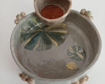 Frosch-Chip- und Dipschale aus Keramik, Frosch-Teich-Teller mit eingebautem Soßenhalter, handgemachtes Frosch-Liebhaber-Geschenk, Seerosenblatt-Snackschale, Gewürz-Teller