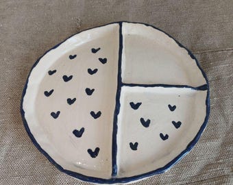 手作りの青と白のハート型仕切り付きセラミックプレート