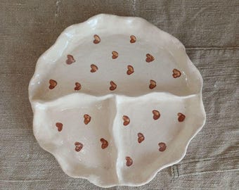 Cottagecore gewellter Snackteller aus Keramik mit Herzen