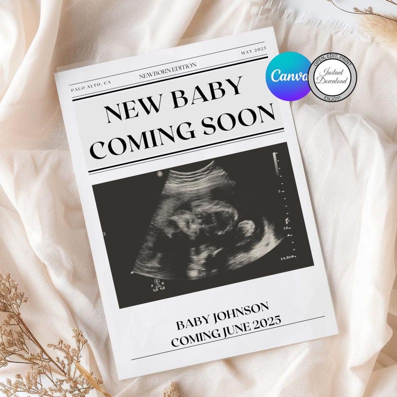 以下が含まれることがあります： 「NEW BABY COMING SOON」というテキストと白黒の超音波画像が書かれた、白黒の新聞スタイルの発表。発表の下部には「BABY JOHNSON COMING JUNE 2025」というテキストがあります。