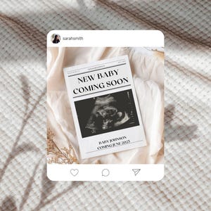 以下が含まれることがあります： 「New Baby Coming Soon」というテキストと白黒の超音波画像が書かれた、白黒の新聞スタイルの発表。発表の下部には「Baby Johnson Coming June 2025」というテキストがあります。