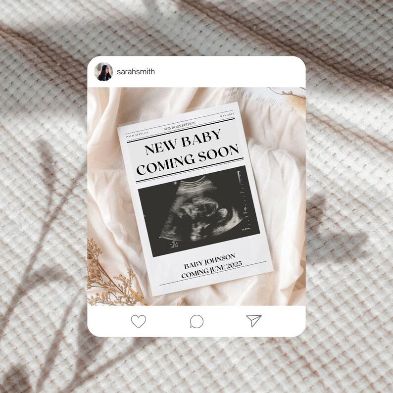 以下が含まれることがあります： 「New Baby Coming Soon」というテキストと白黒の超音波画像が書かれた、白黒の新聞スタイルの発表。発表の下部には「Baby Johnson Coming June 2025」というテキストがあります。