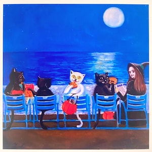 Könnte beinhalten: Ein künstlerisches Gemälde zeigt Katzen, die nachts am Strand Pizza essen. Die Katzen sitzen auf blauen Stühlen, mit einem Vollmond am Himmel. Eine Hexe ist ebenfalls anwesend und liest eine Zeitung.