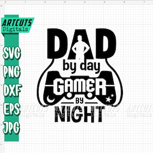 Könnte beinhalten: Schwarz-weißes digitales Design mit dem Text "DAD by day GAMER by night" und einer Silhouette einer Person. Das Design enthält eine Gamecontroller-Grafik und die Wörter "SVG, PNG, DXF, EPS, JPG".
