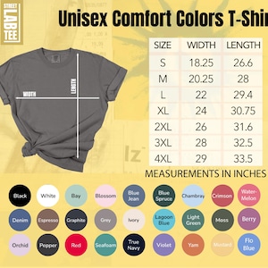 Op de afbeelding: Een grijs Unisex Comfort Colors T-shirt met maat- en meetgegevens in inches. De afbeelding toont ook een kleurenkaart met verschillende opties, waaronder zwart, wit en blauw.