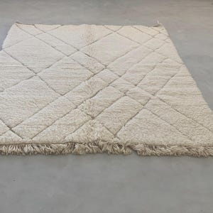 Chic Berber Moroccan Costum rug - Moroccan Woolen carpet - Beni ouarain style - New Beni ouarain rug - fine berber rug