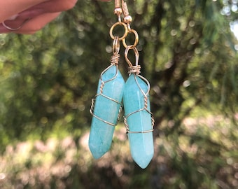Pendientes de piedras preciosas envueltas en azul