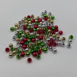 Perlas navideñas: perlas rojas, verdes, doradas y plateadas, 100 cuentas para manualidades, 3 opciones de tamaño (4 mm, 6 mm u 8 mm) para tarjetas y decoraciones