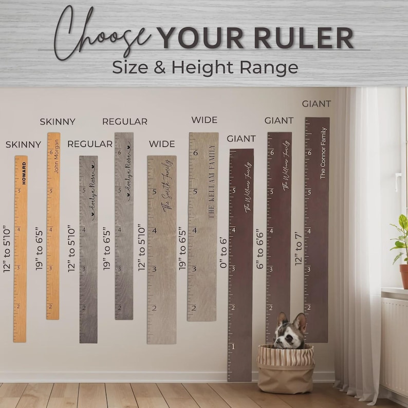 Pu&ograve; includere: Una collezione di metri da parete in legno in varie tonalit&agrave; e larghezze, etichettati come Skinny, Regular, Wide e Giant. Ogni metro mostra le misure in piedi e pollici, alcuni con nomi di famiglia personalizzati stampati sopra.