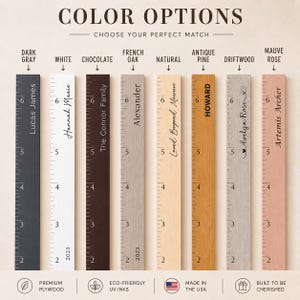 Pu&ograve; includere: Otto metri di crescita verticali in legno con opzioni di colore: Dark Gray, White, Chocolate, French Oak, Natural, Antique Pine, Driftwood e Mauve Rose. Ogni tavola presenta una scala graduata in pollici stampata e vari nomi personalizzati.