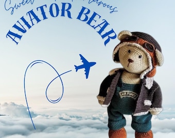 Puede incluir: Un oso de peluche tejido a crochet vestido de piloto, con una chaqueta de cuero marrón, un mono azul y un gorro de aviador marrón con gafas. El oso tiene un parche en su chaqueta que dice "Air Force". El oso está frente a un cielo azul con nubes blancas y un avión azul volando en el cielo. El texto "Sweet and adventurous AVIATOR BEAR" está escrito en una fuente cursiva sobre el oso.