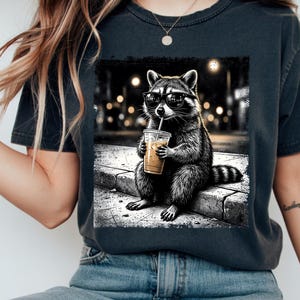 Waschbär trinkt Kaffee T-Shirt, lustiges Meme Grafik T-Shirt, sarkastisches Neuheit Vintage Tier Wildtier Geschenk, lässige Streetwear