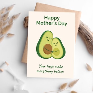 Tarjeta PNG divertida para el Día de la Madre: Mamá y su hijo abrazados con un aguacate. Descarga digital imprimible. Tarjeta de felicitación imprimible para el Día de la Madre.