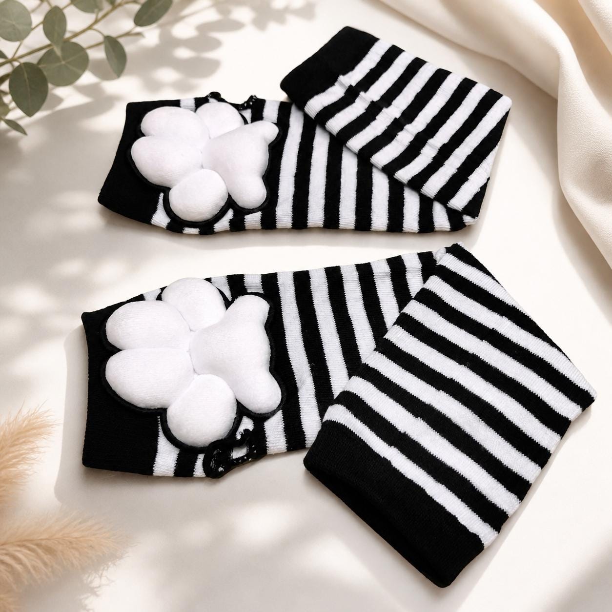 Black/white fingerless gloves