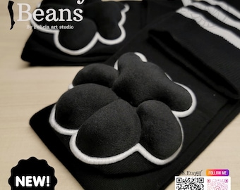Puede incluir: Calcetines negros con un diseño de huella de pata tridimensional en negro con ribete blanco. El texto "Chunky Beans" está en la imagen, junto con una pegatina "NEW!". Accesorio original.