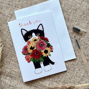Carte de voeux de remerciement avec un chaton noir et blanc tenant un bouquet de fleurs, fleurs printanières, carte vierge