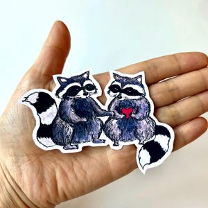 Sticker découpé à la main Raccoons in Love - MAINTENANT IMPERMÉABLE