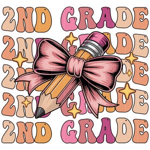 Op de afbeelding: Een retro-stijl grafisch ontwerp met de woorden "2ND GRADE" in herhaalde patronen. Een potlood met een roze gum en een roze strik is het centrale beeld, met steraccenten. Het ontwerp gebruikt tinten roze, oranje en geel.