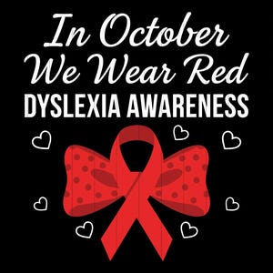 Puede incluir: Gráfico negro con el texto "In October We Wear Red Dyslexia Awareness". Una cinta roja con lunares blancos está en el centro, rodeada de corazones blancos. La imagen es para la concienciación sobre la dislexia.