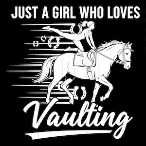 Op de afbeelding: Zwart-wit afbeelding van een vrouw die voltigeert op een paard. De tekst luidt "JUST A GIRL WHO LOVES VAULTING". De afbeelding bevat hoefijzers en snelheidslijnen, die beweging en sportiviteit suggereren.