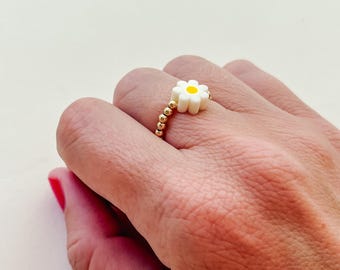 cute daisy ring, gold fill bead stretchy ring, personalized floral gift for her, flower gift for mom, adjustable beaded ring, won't tarnish