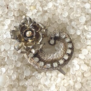 wonderful vintage barrette, row of  rhinestone, flower pearl center, paisley shape  hair clip back, vintage Lady Ellen , k39