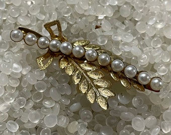 vintage barrette, gold tone leaf , with faux  pearls hair clip back,