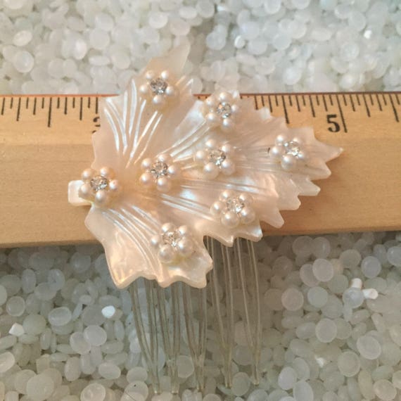 vintage hair comb ,soft white leaf with  faux pea… - image 5