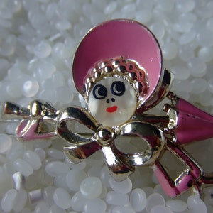 vintage barrette , girl in a bonnet, novelty barrette, vintage 1950 barrette, unique barrette,A13