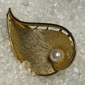 Vintage Gold Leaf Hair Barrette with Pearl Accents Gold Leaf Pearl Hair Clip, Vintage-inspired Hair Accessory  main image 2