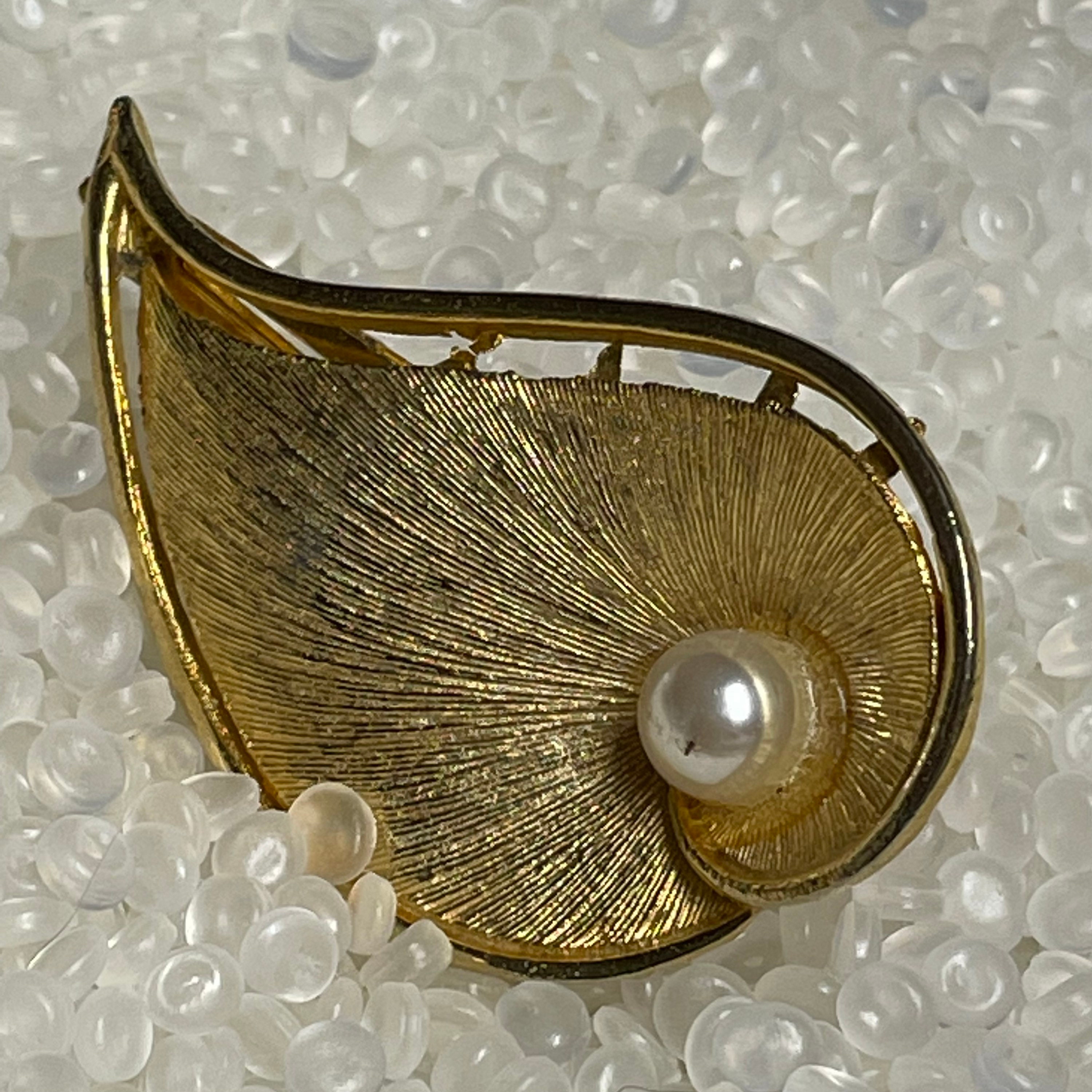 Vintage Goldtone Ornate Leaf/Pearl Hair Clip Made in Japan Iaceble Vintage Gold Leaf Hair Clip - Bohemian Greek Goddess  main image 4