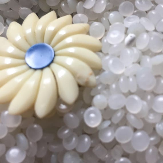vintage hair barrette, daisy barrette, creamy white … Gem