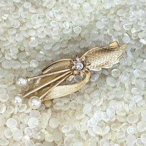 vintage barrette, gold leaf barrette  , vintage 1950, rhinestone  feature, pearls accent ,h21