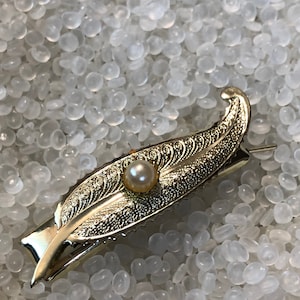 vintage barrette,  gold leaf, vintage Japan, etched leaf , pearl accent, p8