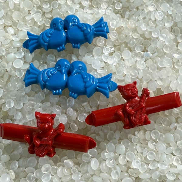 vintage  barrette plastic childs barrettes,2 set of 2 , blue love birds, birds  barrette , red cat with guitar , bq7