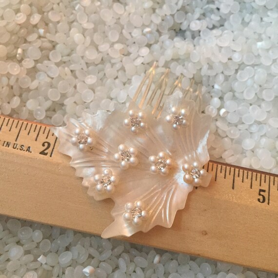 vintage hair comb ,soft white leaf with  faux pea… - image 4