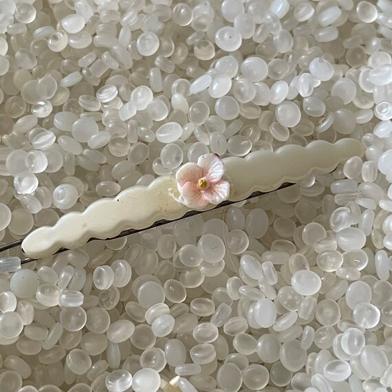 Beautiful vintage barrette ,soft white with littl… - image 5