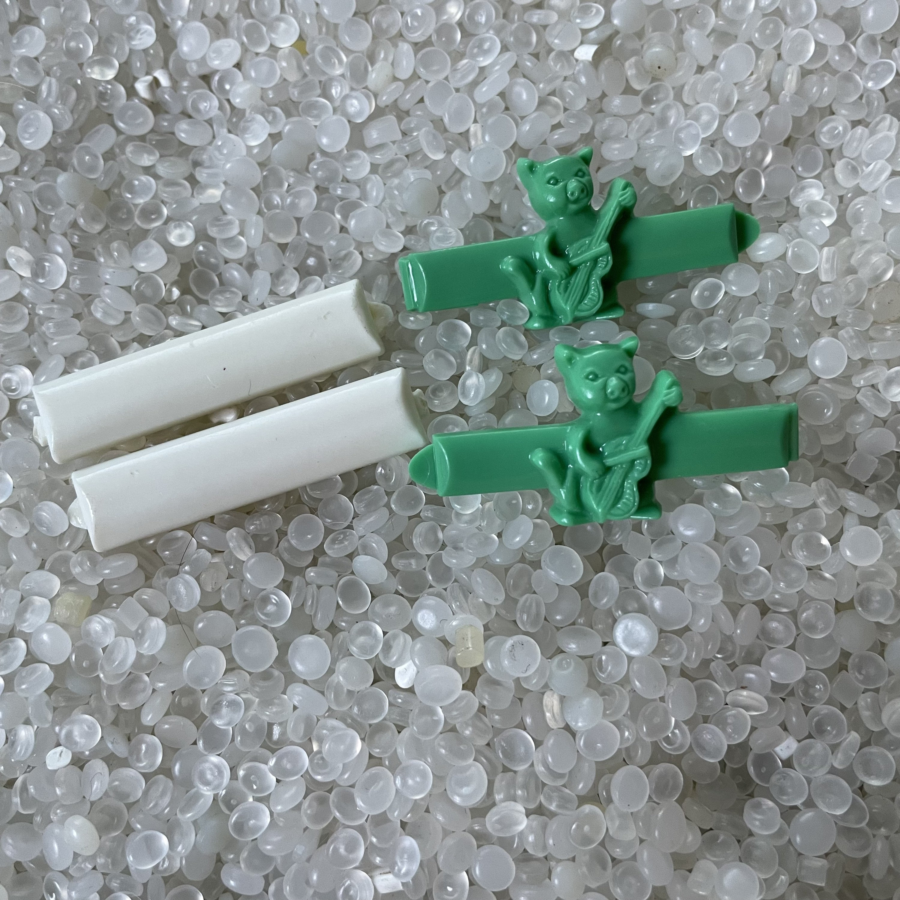 vintage  barrette , Goody barrette, plastic child barrettes, 2 matching pairs , green cats with  guitar  , white  bars,t20