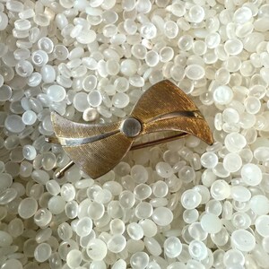 Vintage barrette, Beautiful etched gold tone bow vintage barrette, tiny bow , teeny tiny , 1960 barrette, h21
