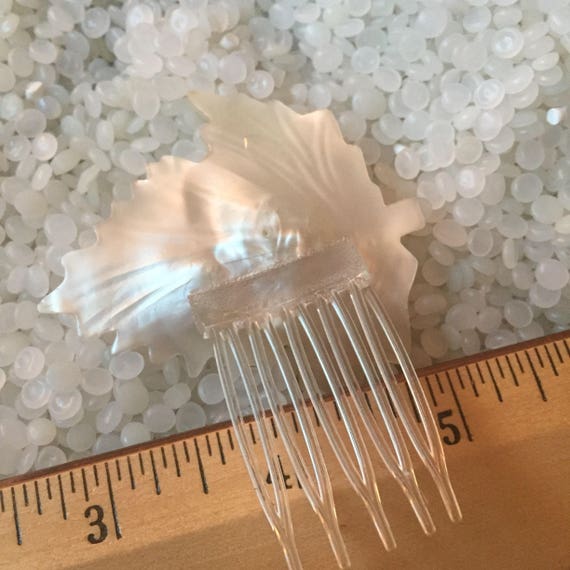 vintage hair comb ,soft white leaf with  faux pea… - image 2