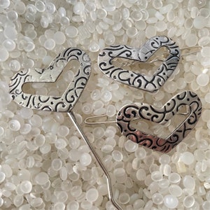 barrette vintage, finition en métal argenté, barrettes coeurs, barrette coeurs en relief, épingle à cheveux assortie,