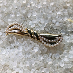 vintage barrette beautiful, gold hair barrette, pearl  bow, gold tone, e81