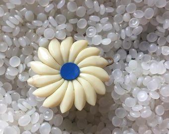 vintage hair barrette, daisy barrette,  creamy white flower, blue center, vintage 1940s